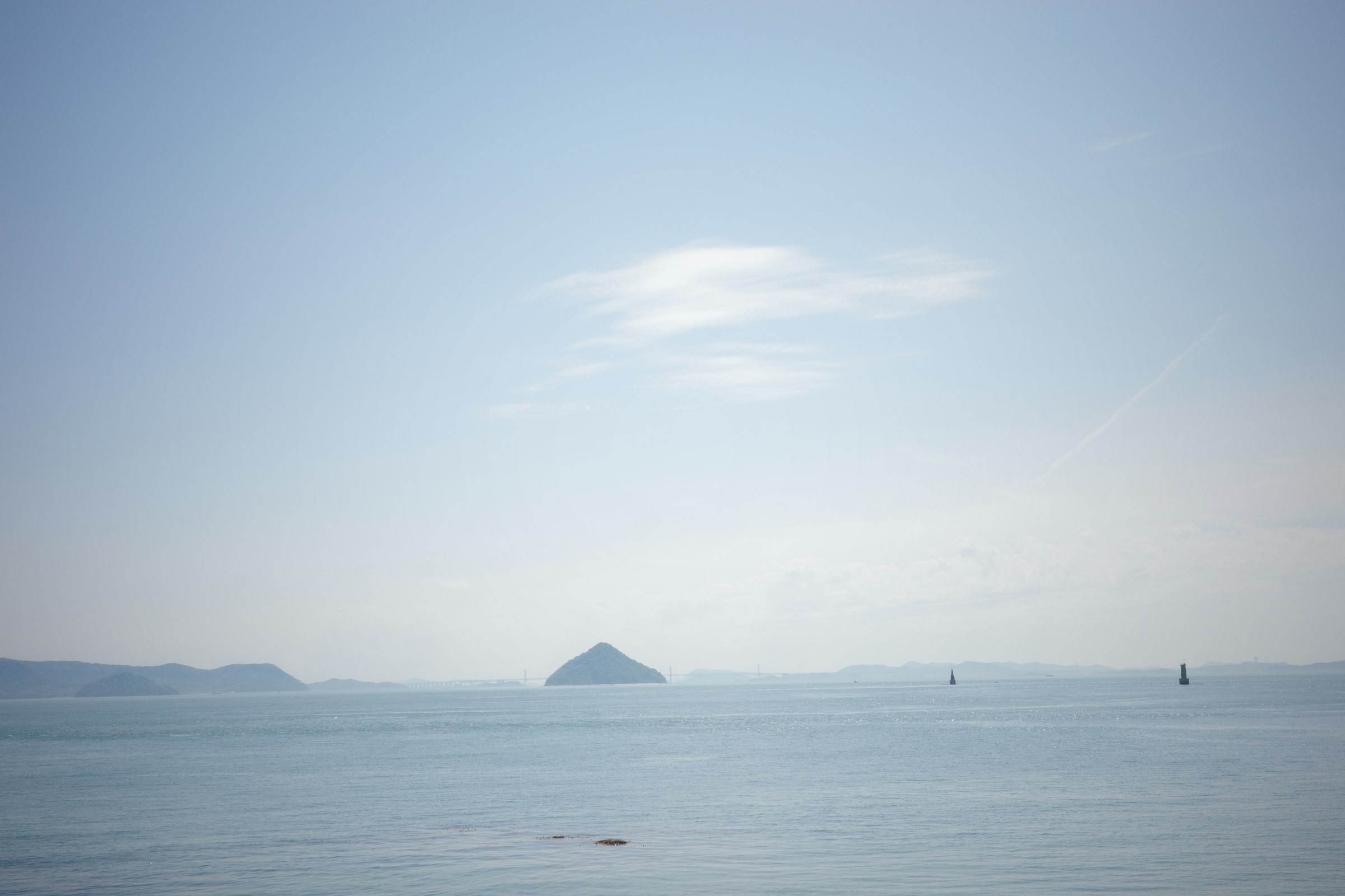 穏やかな瀬戸内の海と島